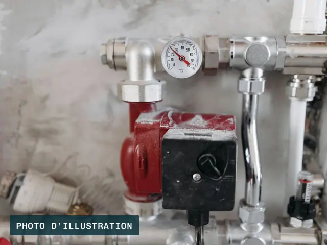 Photo d’illustration : un collecteur de plancher chauffant, avec son circulateur et un thermomètre.